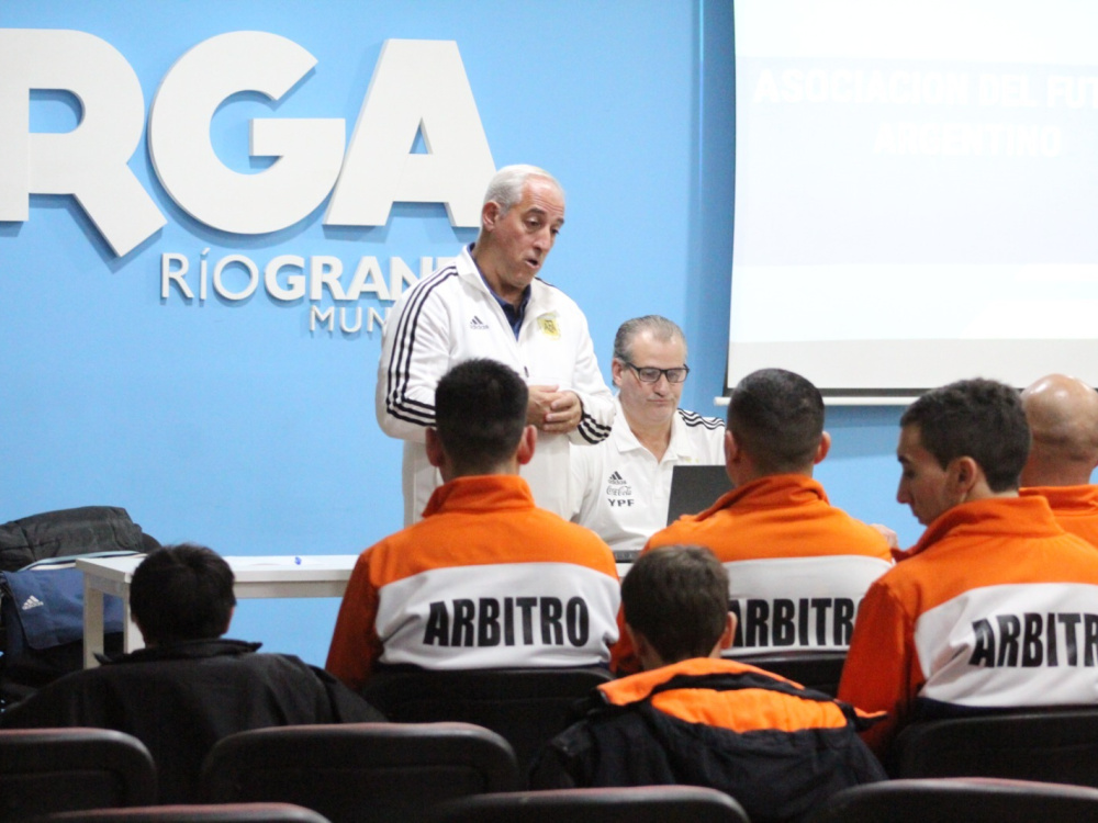 Se dictó un curso de perfeccionamiento para árbitros de Futsal 