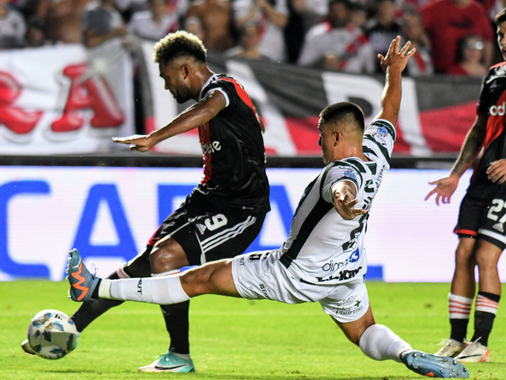  River superó 3-0 a Excursionistas