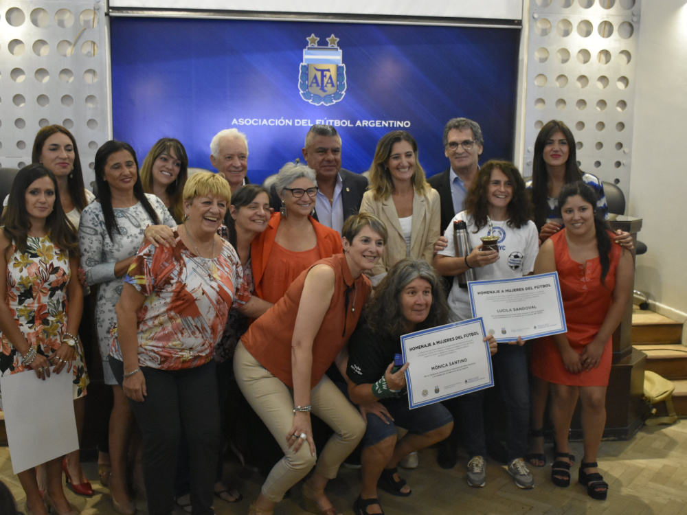 Homenaje a mujeres destacadas en el fútbol