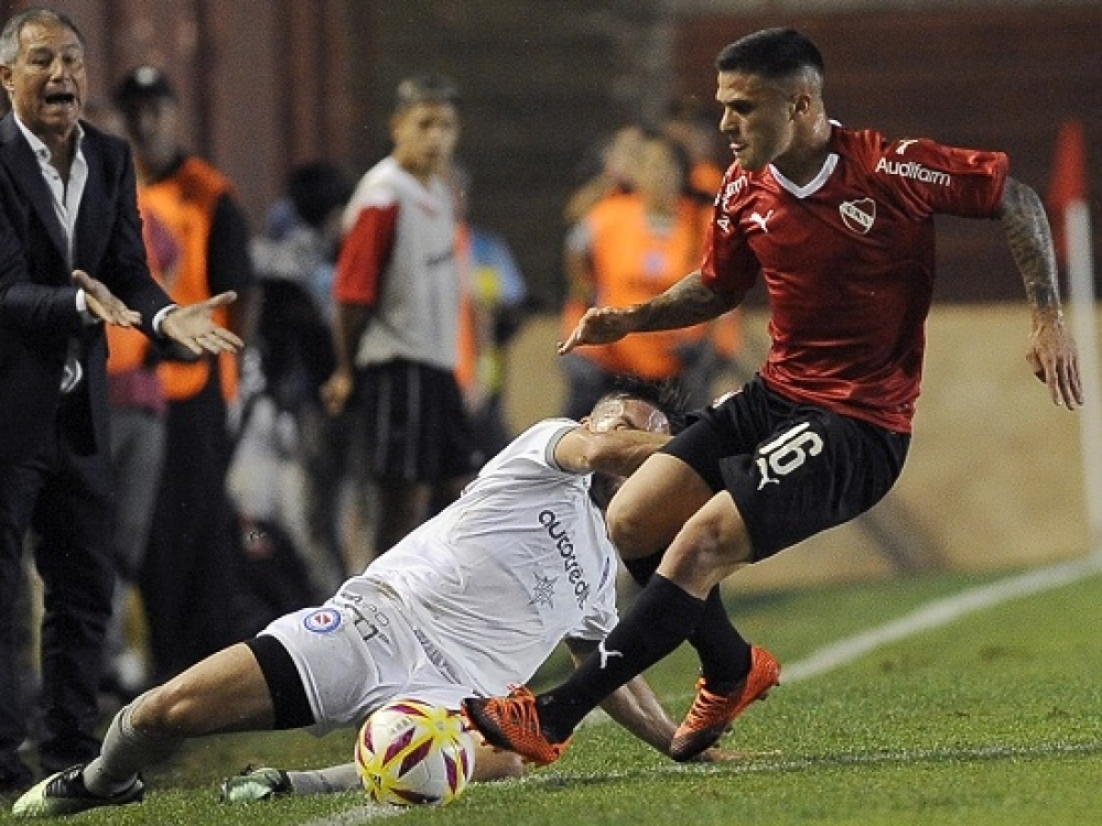 Noche de fútbol en La Paternal