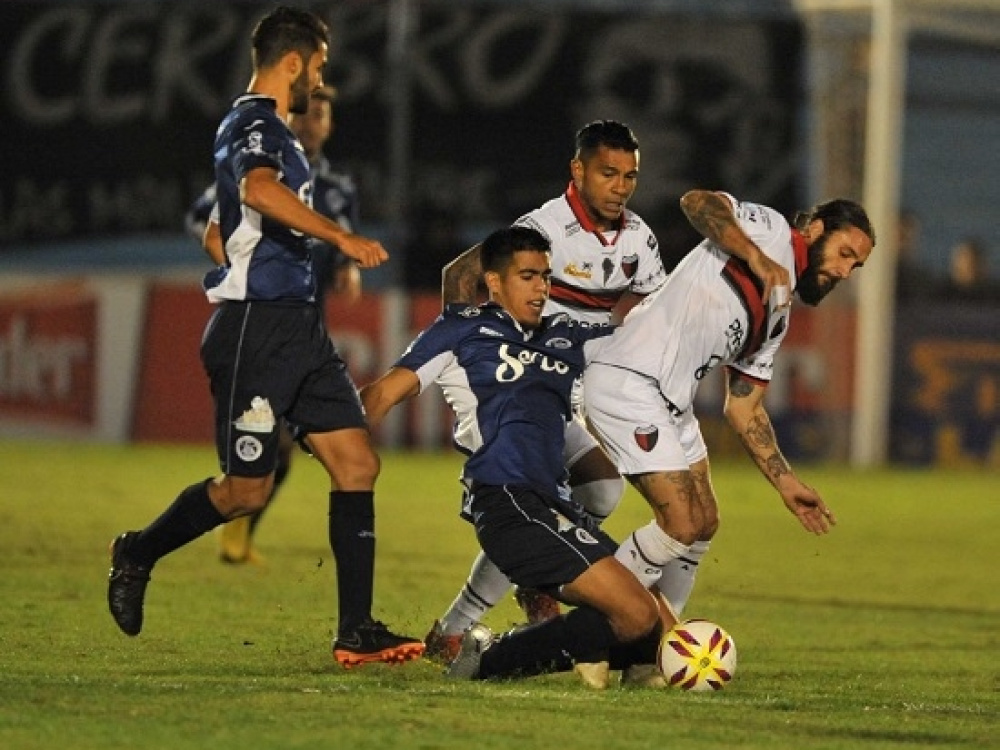Colón venció 3-0 a Acassuso
