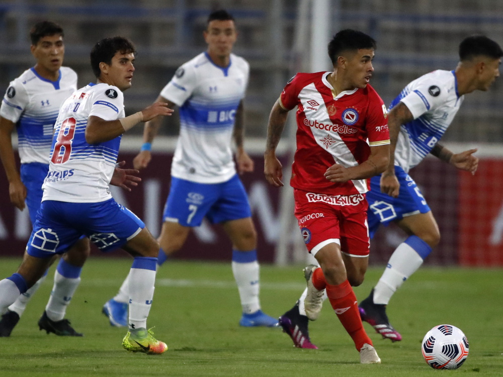 Argentinos venció 2-0 a Universidad Católica