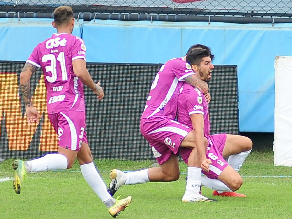 En el comienzo de la jornada, Arsenal venció 2-1 a Racing 