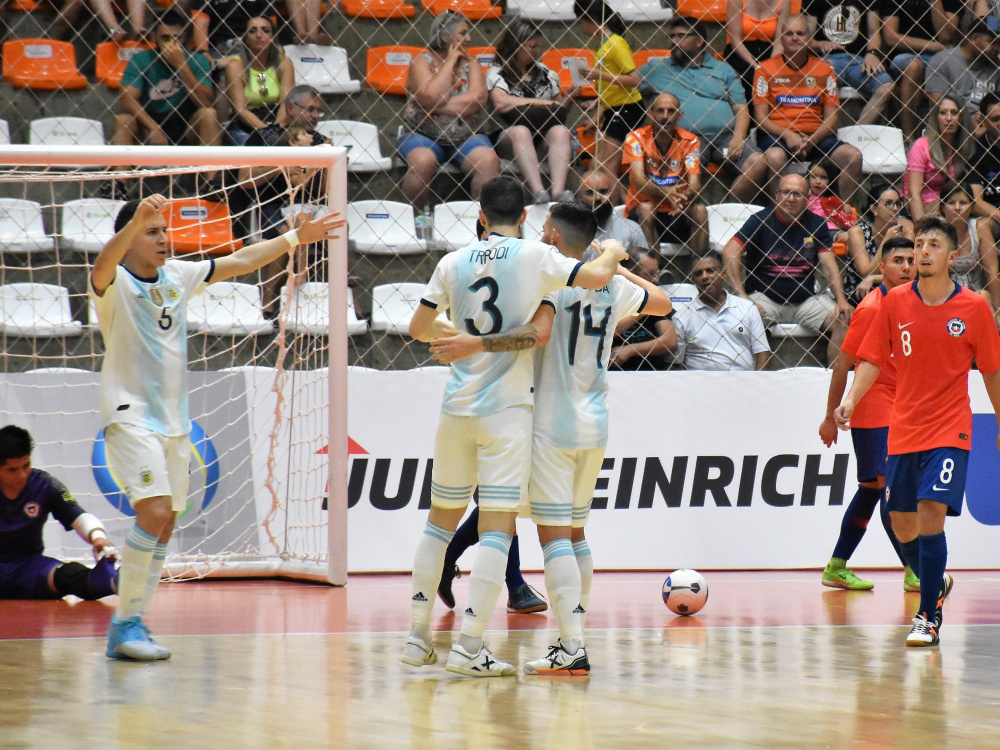 Argentina superó a Chile y es líder del Grupo B en las Eliminatorias de Futsal