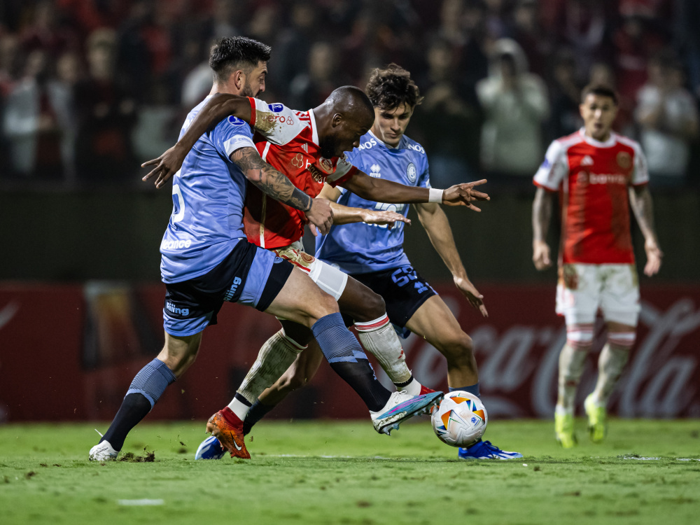 Belgrano le ganó 2-1 a Internacional y avanzó a la siguiente fase del torneo