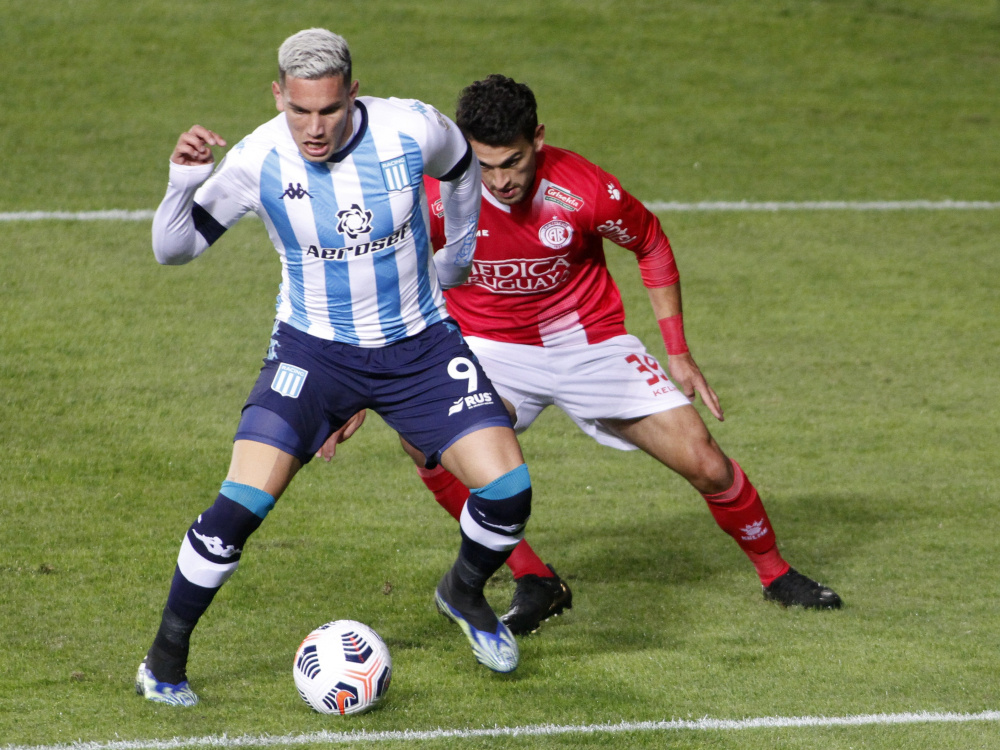 Racing derrotó 3-0 a Rentistas y pasó a la siguiente fase como líder del grupo