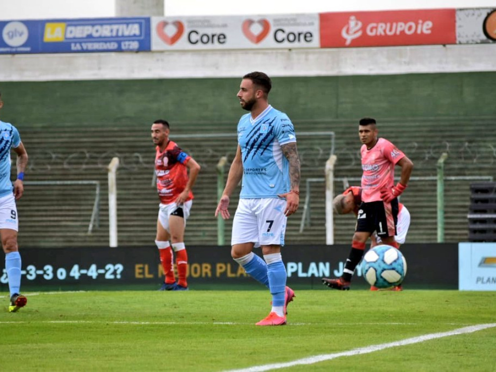 Estudiantes (Río IV) derrotó 4-1 a Huracán (Las Heras), por los 16avos. de final 