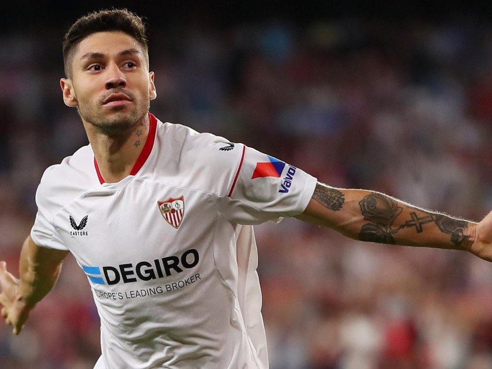 El argentino campeón del mundo Gonzalo Montiel convirtió el penal para el título del Sevilla en la Liga de Europa