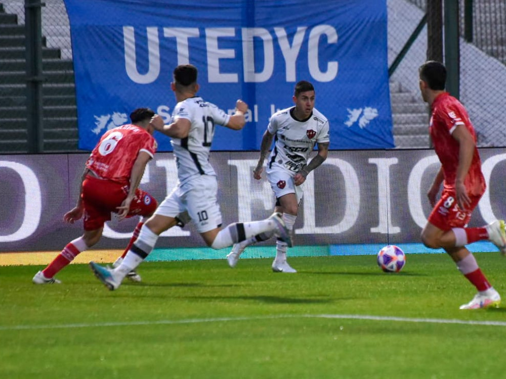 Argentinos venció 2-1 a Patronato y avanzó a los octavos de final