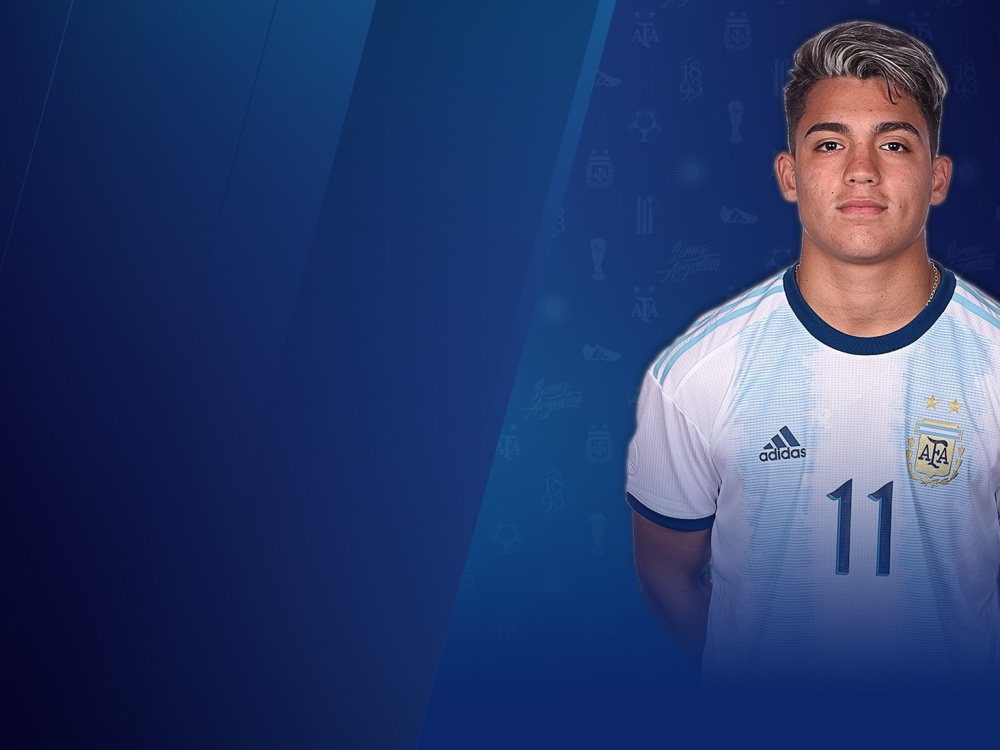 Exequiel Zeballos: "Terminé el colegio el año pasado, pero tengo ganas de hacer una carrera más allá del fútbol"