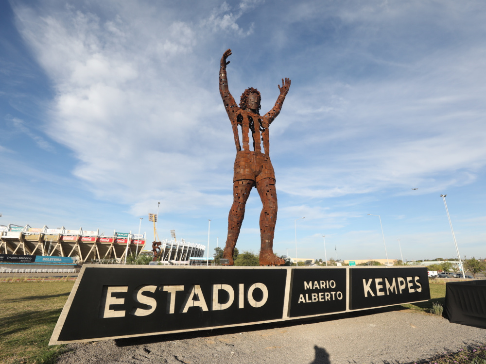 Fue inaugurada la estatua de Mario Kempes en el estadio cordobés