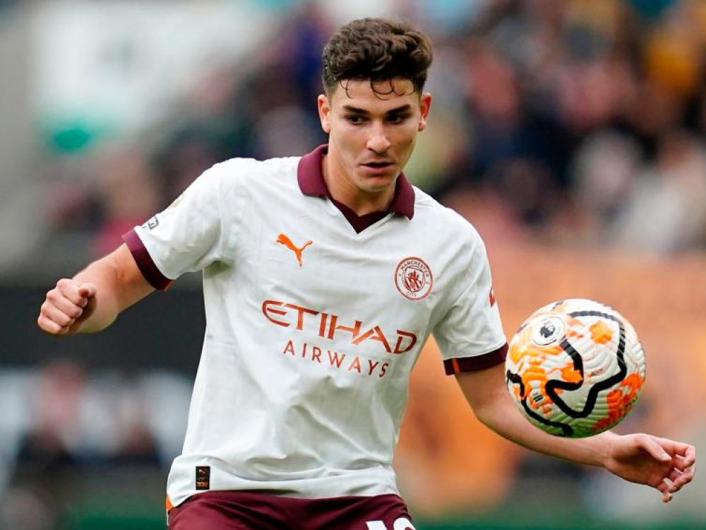 Palacios fue titular en la victoria del líder Leverkusen y gol de Julián Alvarez para el City