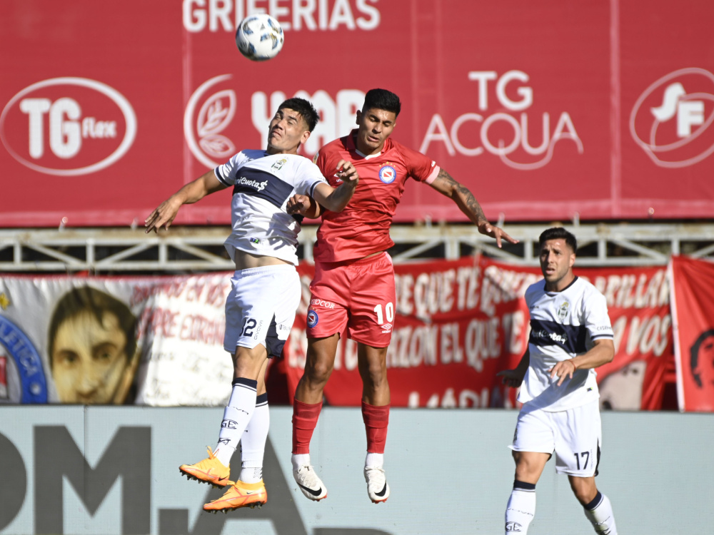 Argentinos Juniors superó 2-0 a Gimnasia en el inicio de la jornada