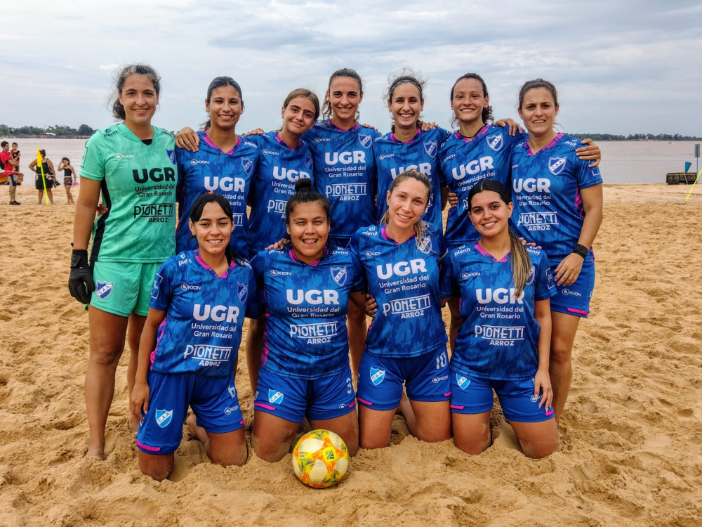 Victoria del líder en el Torneo de Fútbol Playa Femenino