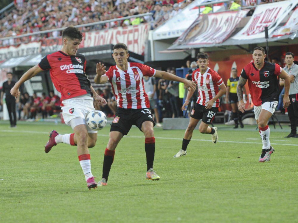 Estudiantes superó 2-0 a Newell's en La Plata
