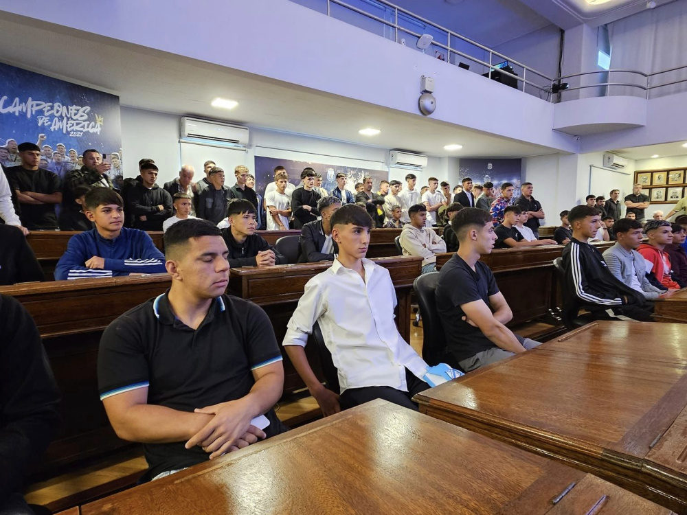 El fútbol juvenil del ascenso entregó sus copas y distinciones 