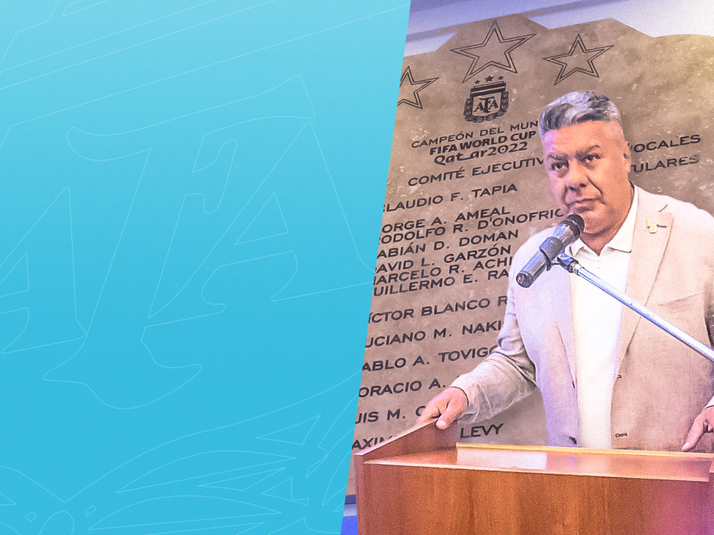 El Presidente Claudio Tapia descubrió una placa conmemorativa de los Campeones del Mundo Qatar 2022 en el edificio Viamonte de AFA 