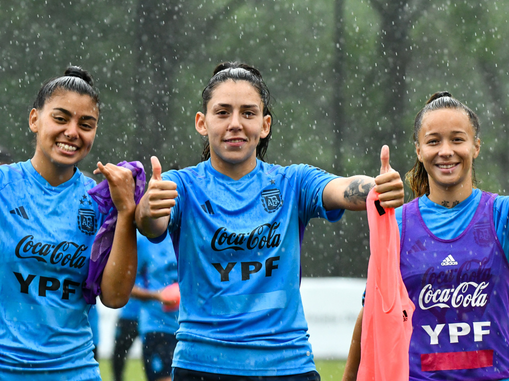 La preselección femenina mayor entrenó bajo la lluvia