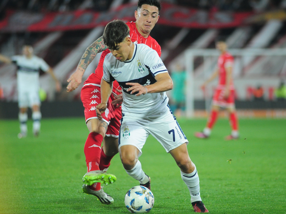  Huracán derrotó a Gimnasia 2-0
