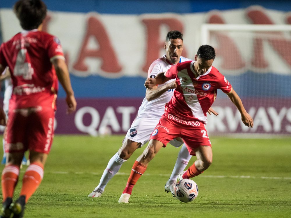 Argentinos Juniors cayó 2-0 ante Nacional de Uruguay y avanzó a la siguiente fase como líder del Grupo F