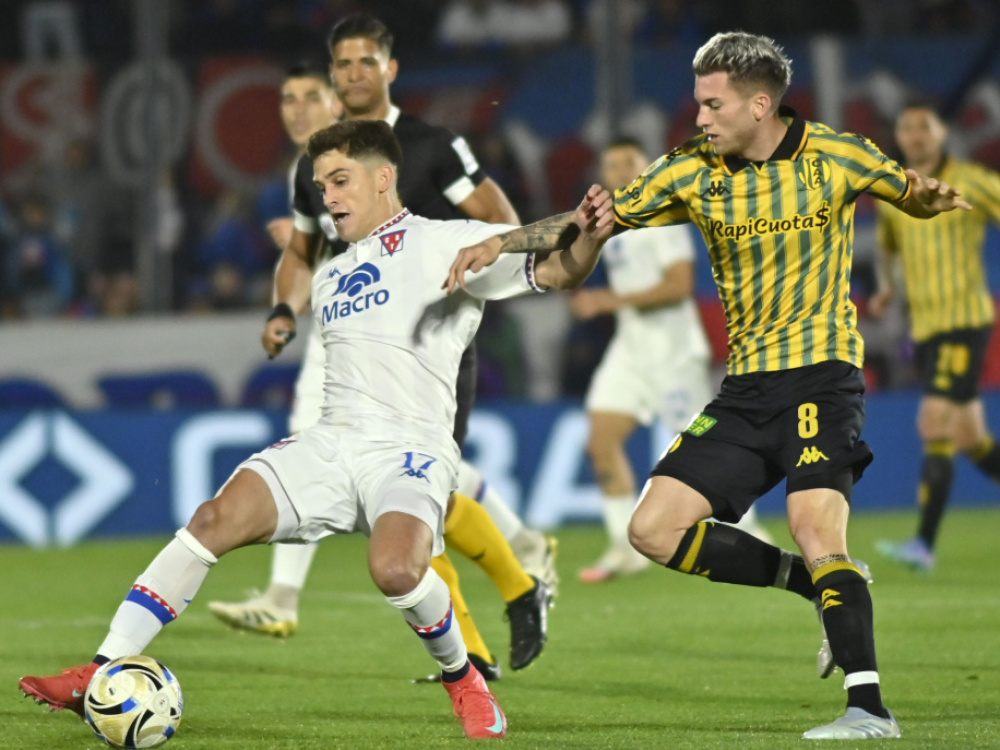 Tras la reanudación después del temporal, Tigre superó 2-0 a Aldosivi