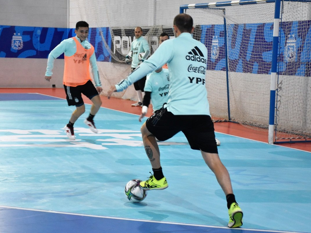 La Selección de futsal se entrenó en doble turno