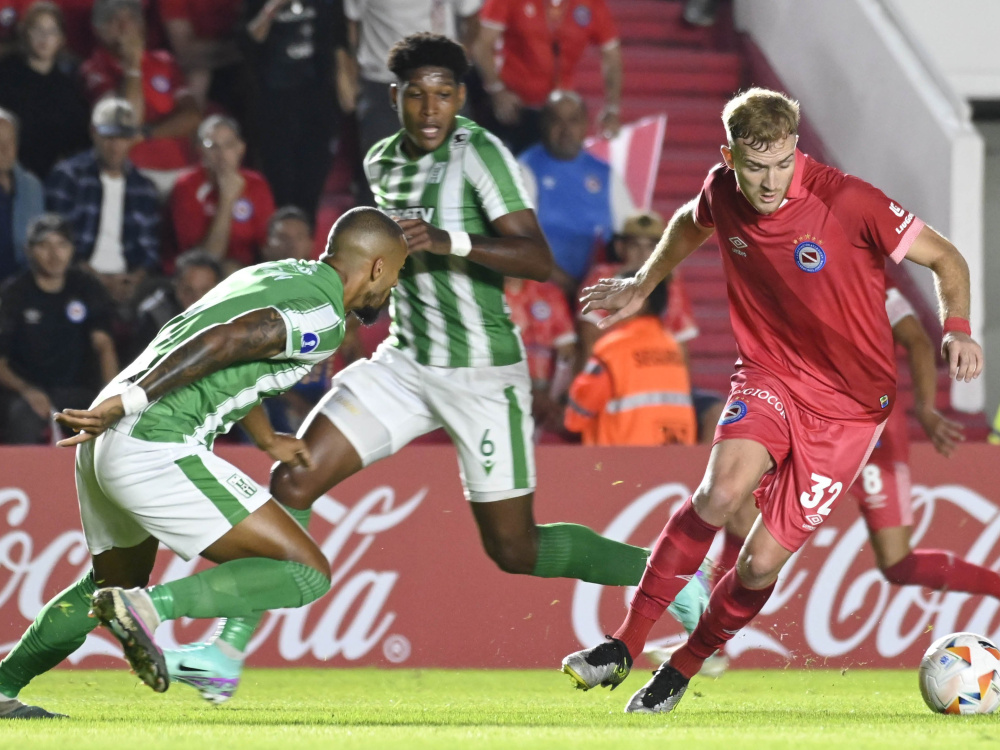Argentinos Juniors cayó 3-0 frente a Racing de Montevideo
