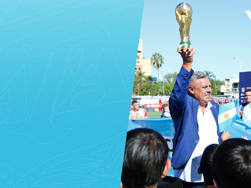 Claudio Tapia, presidente de la AFA, levantó la Copa del Mundo en la antesala del partido que abrió la jornada de Primera División