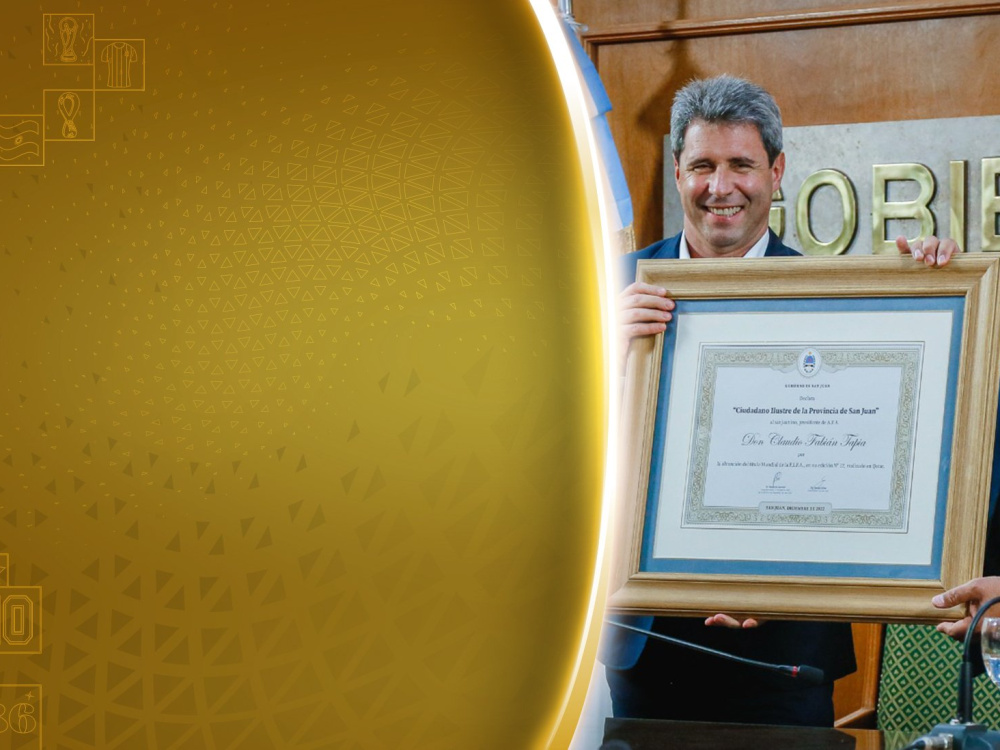 El presidente de la AFA, Claudio Tapia, llevó la Copa del Mundo a la Difunta Correa