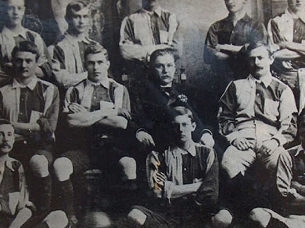 A 125 años del puntapié inicial