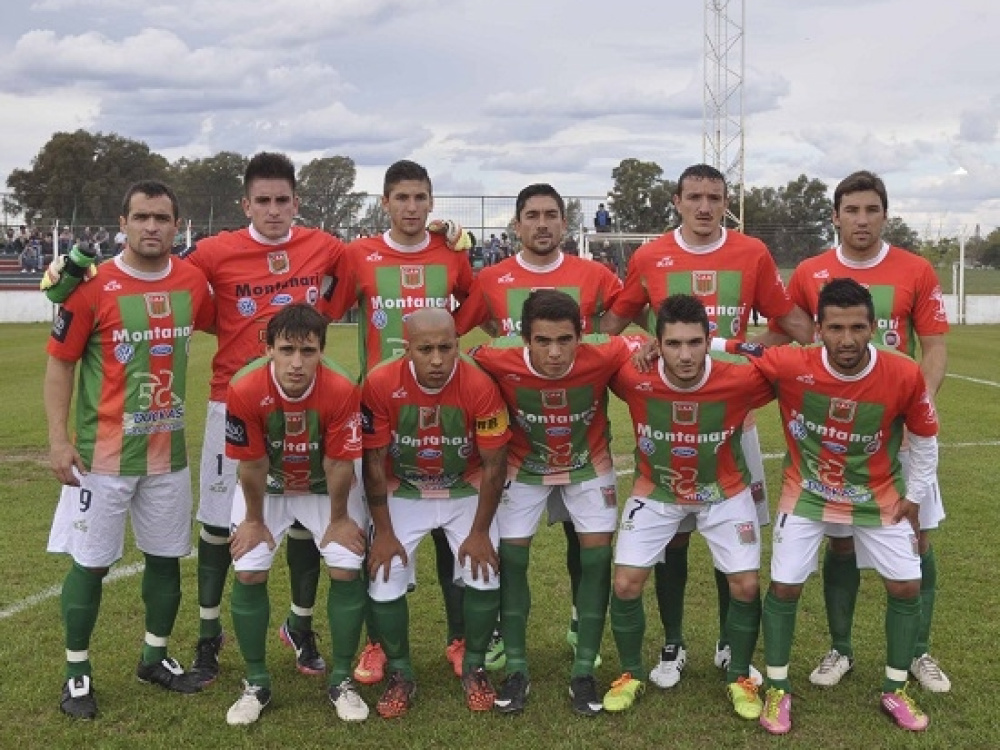 Entre la soja, un estadio que sigue creciendo
