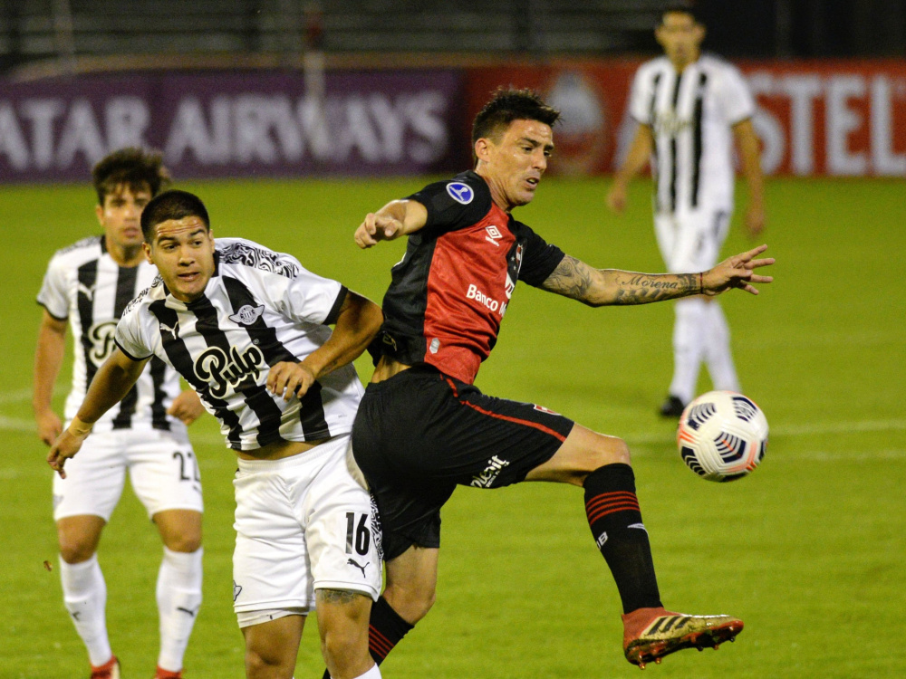 Newell's cayó 3-1 en Rosario frente a Libertad