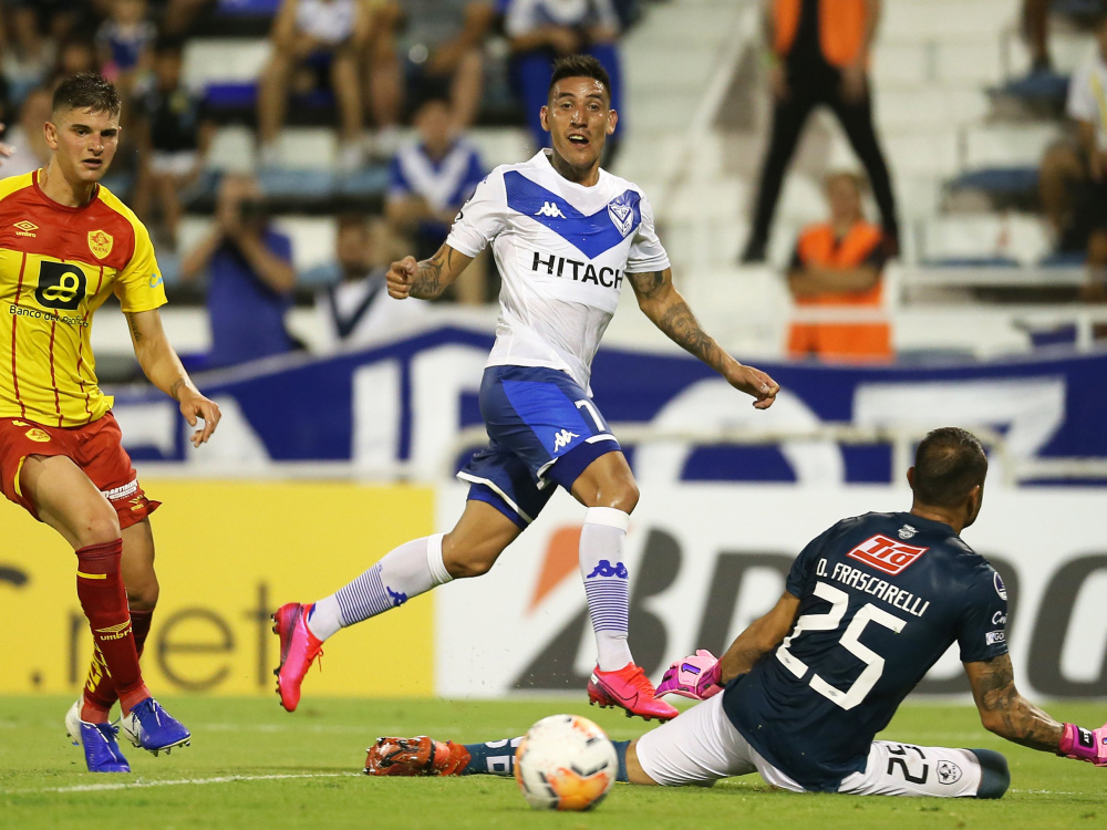 Vélez derrotó 1-0 a Aucas de Ecuador en su debut por Copa Sudamericana