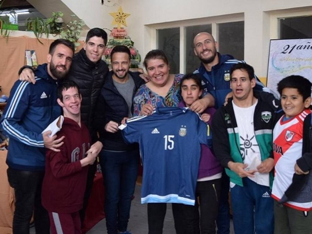 Jugadores y dirigentes visitaron un Centro Educativo