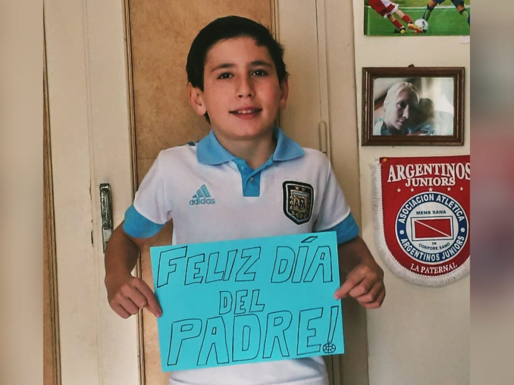 Los chicos saludaron a los padres en su día