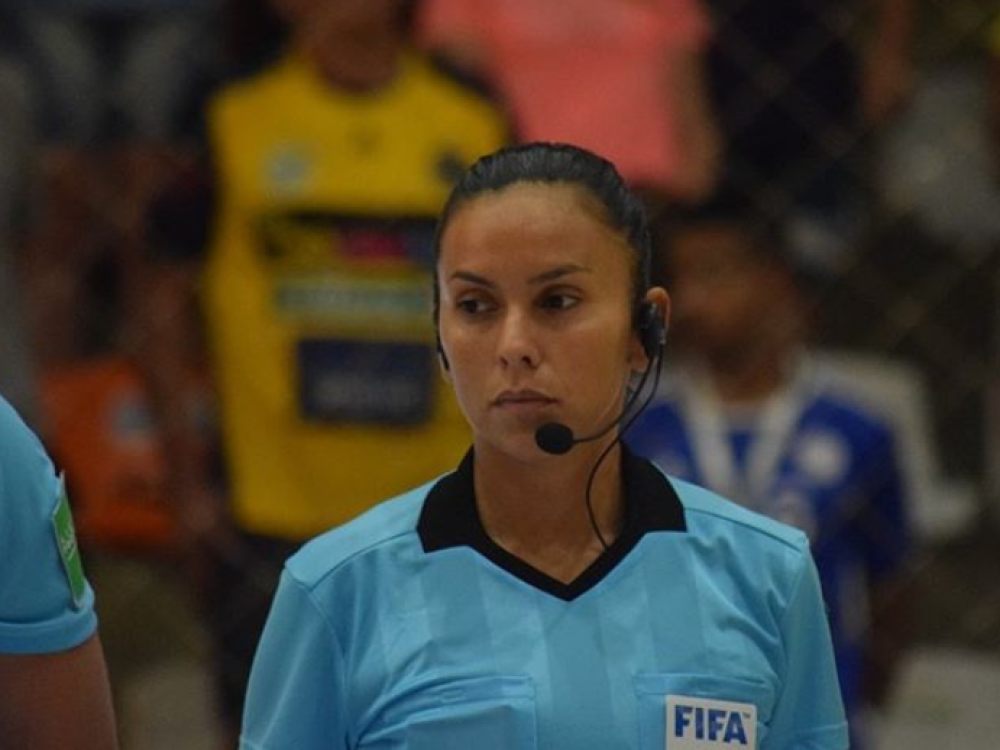 La jueza argentina Estefanía Pinto dirige en las Eliminatorias de Futsal