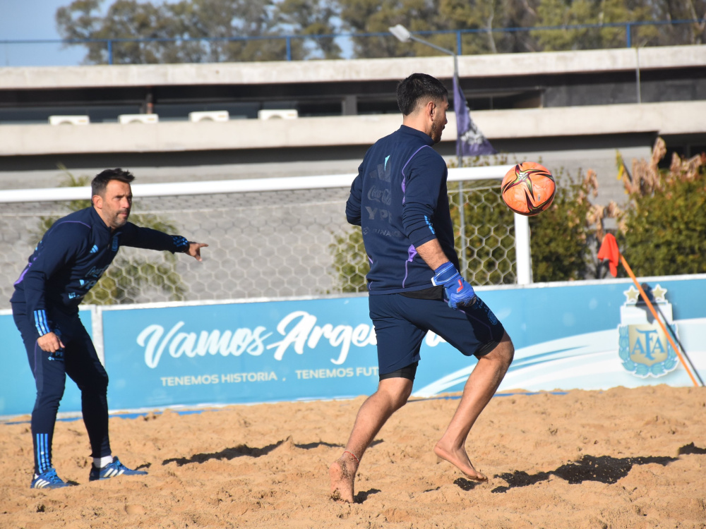 Las Selecciones de Fútbol Playa mayor y Sub20 se entrenaron esta mañana para completar la semana de trabajo