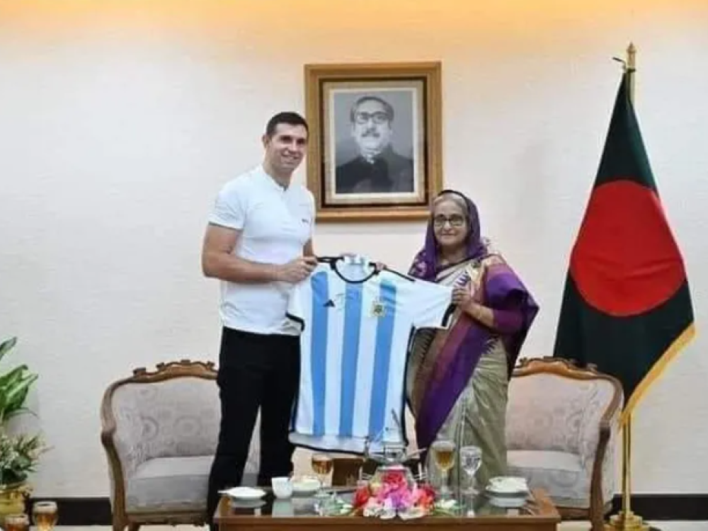 El arquero de la Selección Argentina, Emiliano Martínez, realizó una visita promocional en Blangladesh