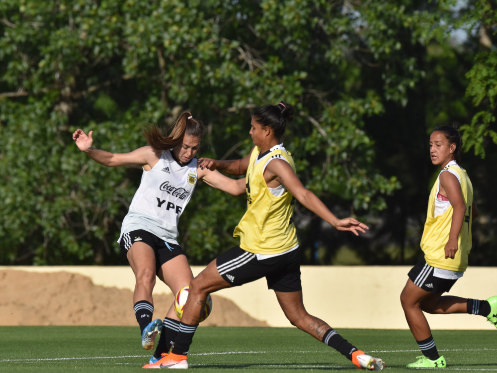Práctica vespertina para la Selección Femenina
