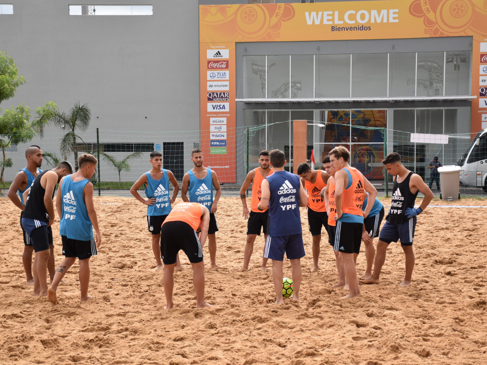 La Selección Sub 20 de Fútbol Playa se entrenó de cara al partido con Ecuador