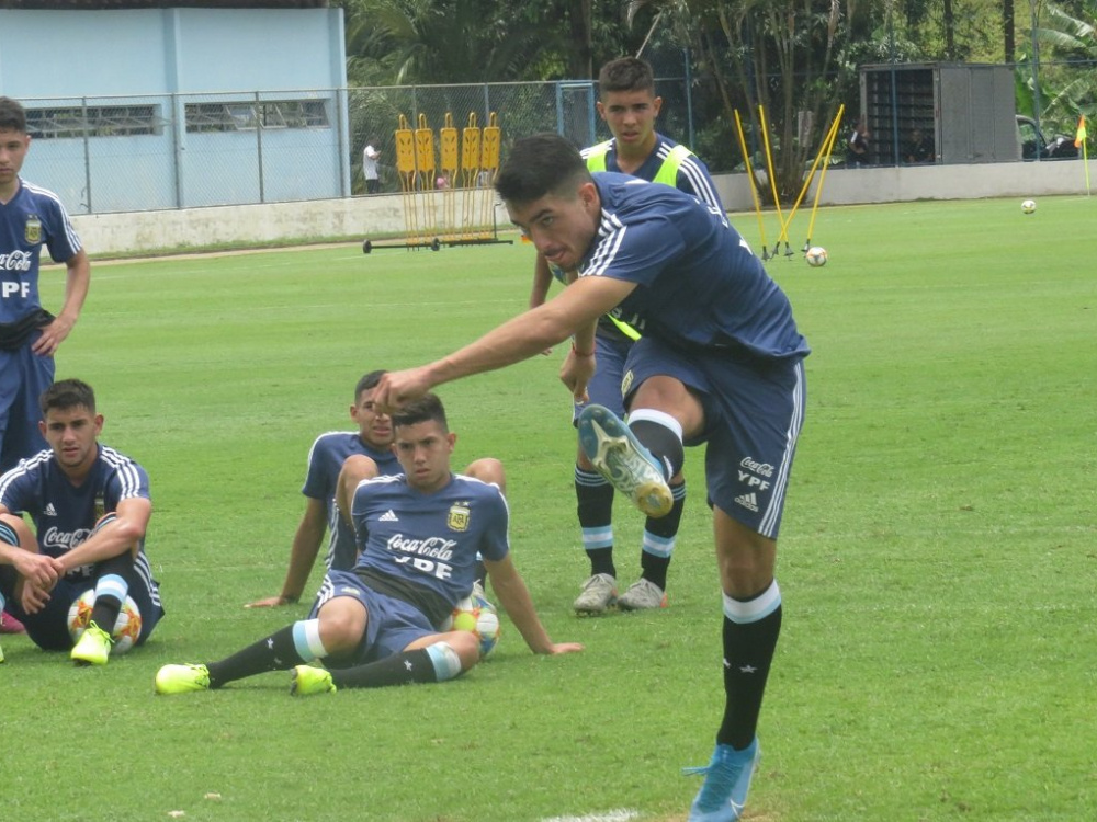 Práctica matutina previa al cierre del grupo frente a Tayikistán