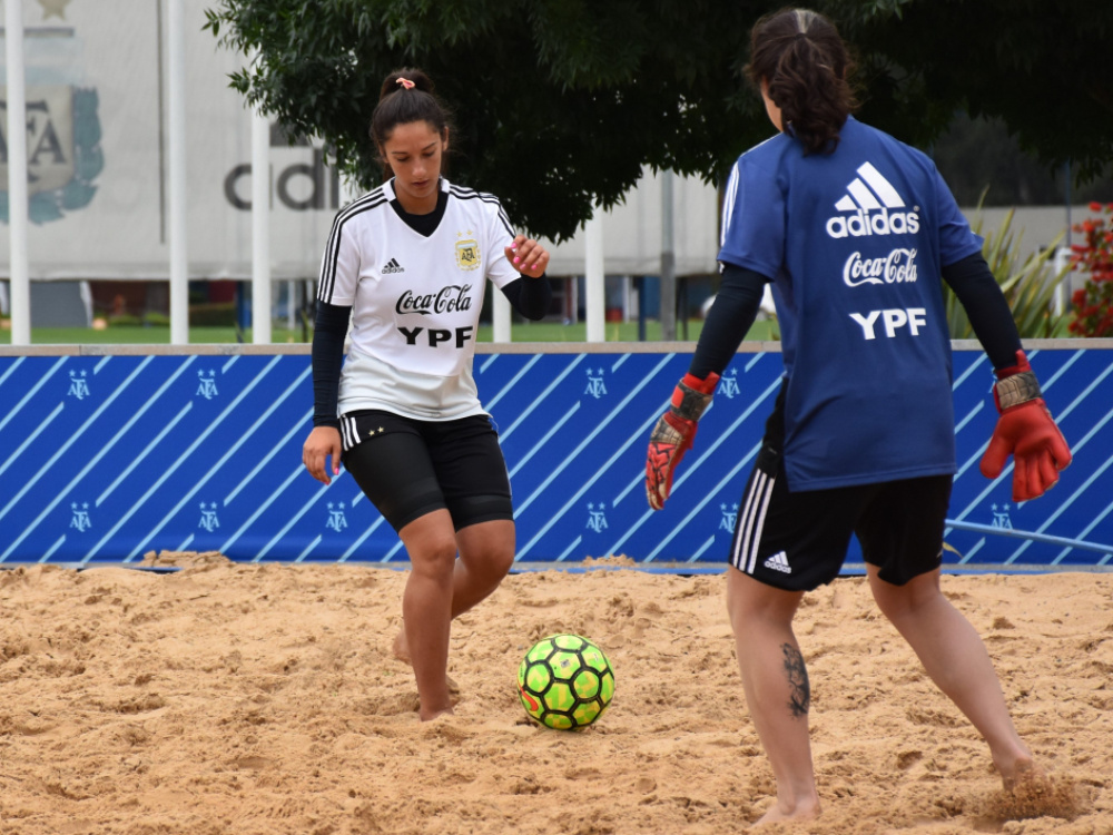 La selección femenina de fútbol playa comenzó otra semana de trabajo