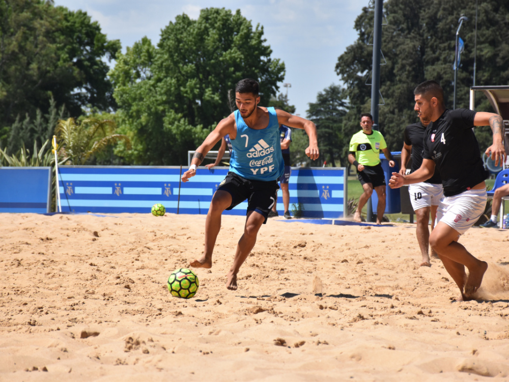 La Selección Sub 20 de fútbol playa realizó una práctica con Huracán