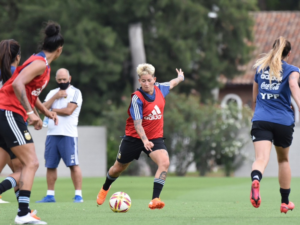 Sábado de doble turno para la Selección femenina