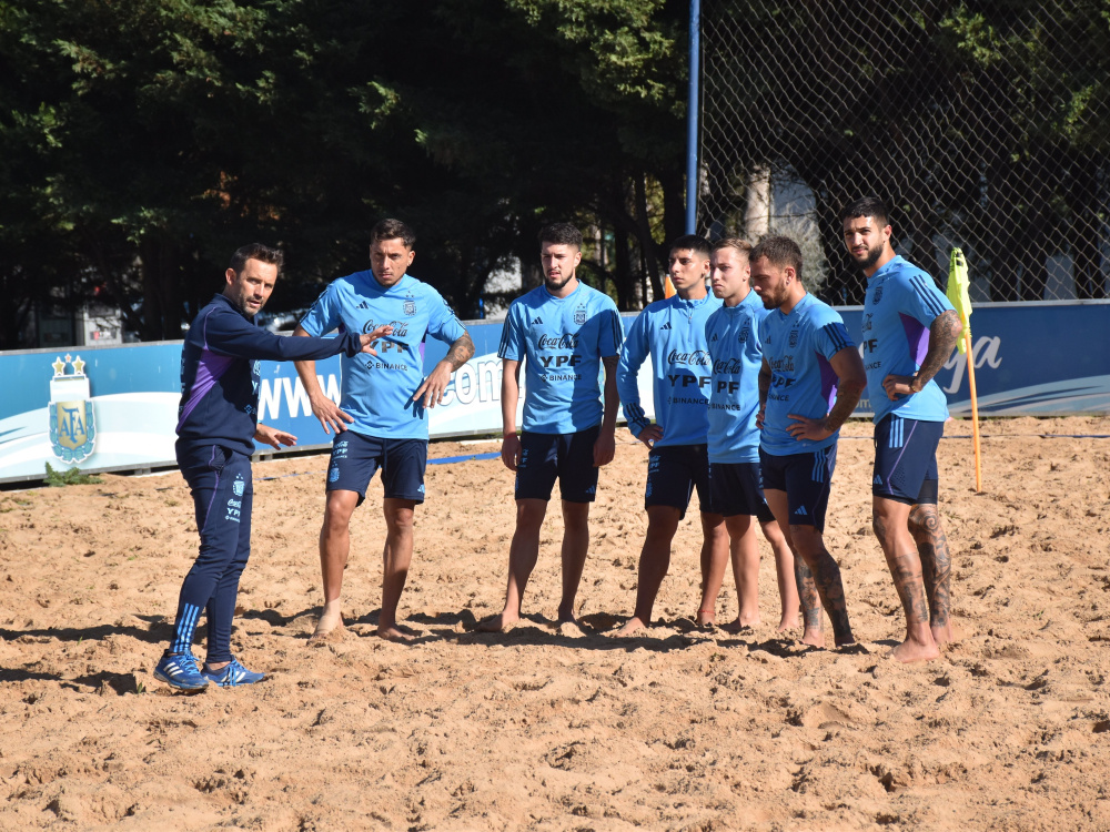 La Selección de Fútbol Playa comenzó la tercera semana de trabajo con diecisiete jugadores