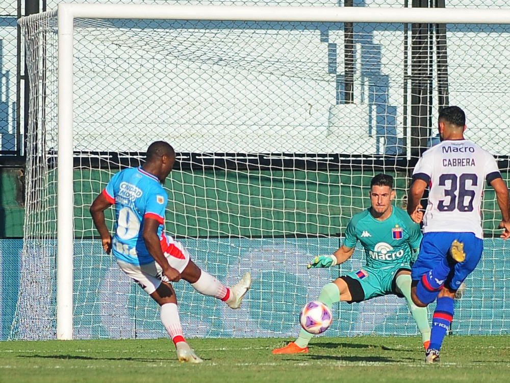  En el comienzo de la jornada, Arsenal se impuso 2-0 ante Tigre