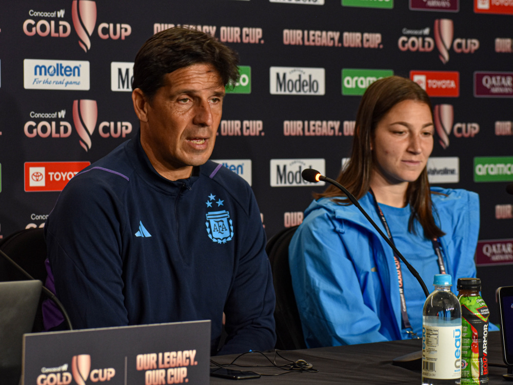 Germán Portanova y Aldana Cometti brindaron una conferencia de prensa