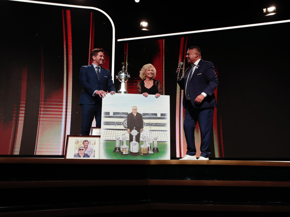 Emotivo homenaje de Claudio Tapia a Osvaldo Domínguez, ex Presidente de Olimpia