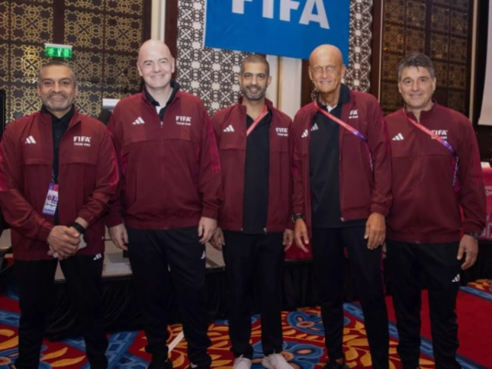 El Presidente de la FIFA da la bienvenida al “Equipo Uno” con la llegada de los árbitros