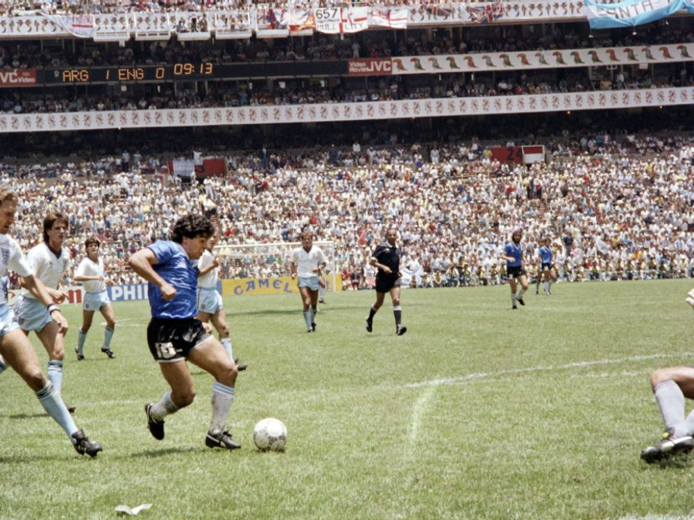 Una fortuna por la pelota del segundo gol de Diego a Inglaterra
